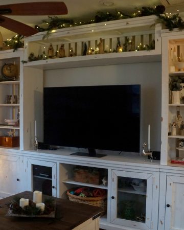 How to Decorate Shelves for Christmas