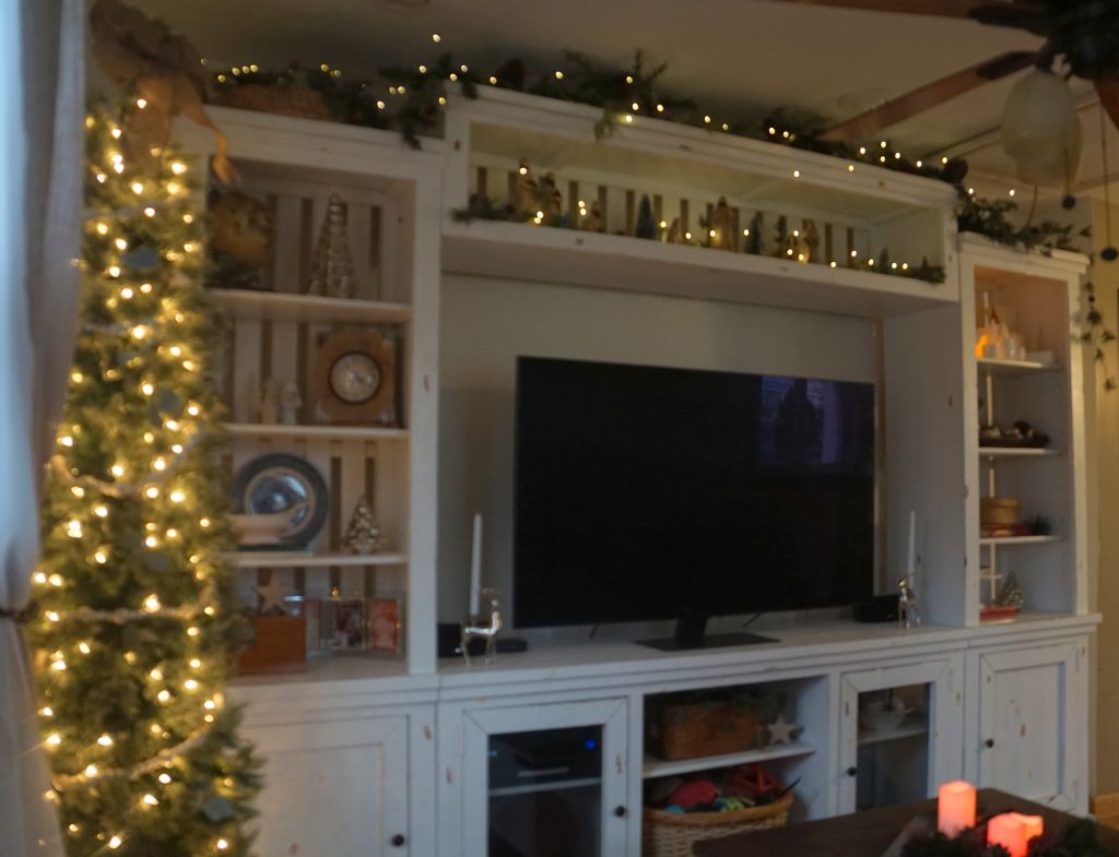 Simple Ideas for Decorating Shelves for Christmas 