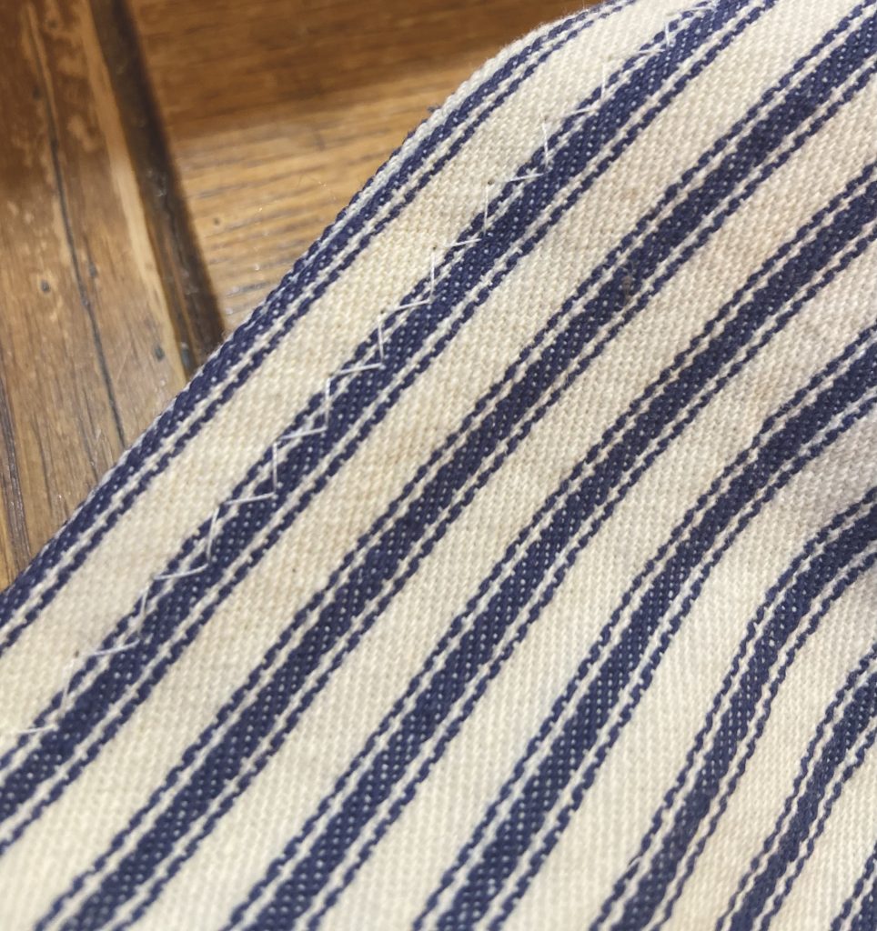 how to sew a zig zag stitch on a blue and white table runner